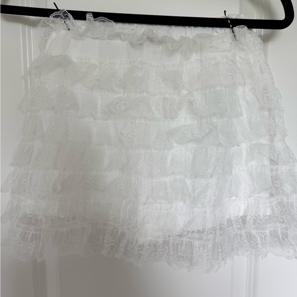 WHITE LACE SHORTS - Picture 2 of 4